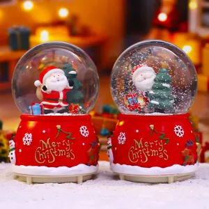 Nahaufnahme der Weihnachtsschneekugel Spieldose mit Weihnachtsmann und Schneeeffekt.