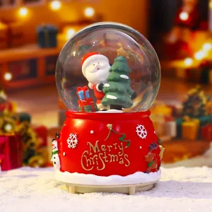 Weihnachtsschneekugel Dekoration mit Weihnachtsmann und Tannenbaum als festliches Geschenk.