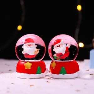 Weihnachten Schneekugel Tischdekoration mit leuchtender Glaskugel und süßem Weihnachtsmann.