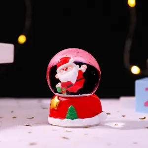 Weihnachtsschneekugel als Tischdeko mit leuchtendem Weihnachtsmann für festliche Geschenke