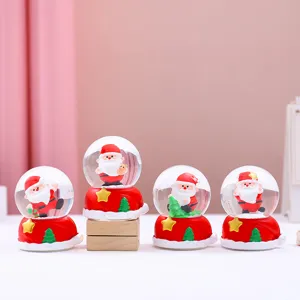 Weihnachten Schneekugel Detailansicht mit niedlicher Weihnachtsmann Figur für festliche Deko.