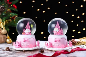 Rosa Weihnachts-Schneekugel Spieluhr mit süßem Weihnachtsmann für schöne Deko.