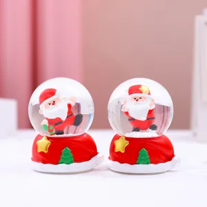 Nahaufnahme der Weihnachtsknecht-Schneekugeln mit niedlichem Weihnachtsmann auf Sockel.