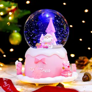 Nahaufnahme der rosa Weihnachtskugel mit süßem Weihnachtsmann und stimmungsvoller Beleuchtung.
