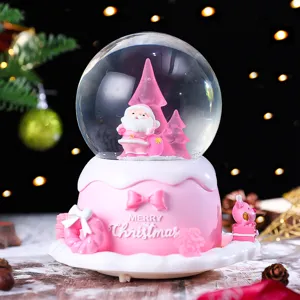 Rosa Weihnachts-Schneekugel Detail, leuchtende Spieldose, süße Feiertag Tischdeko.