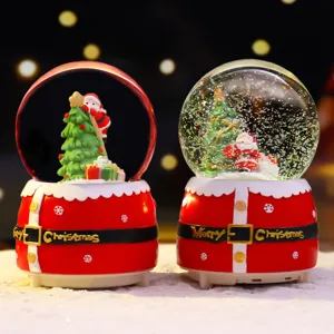 Weihnachtsschneekugel Spieluhr mit Weihnachtsmann und Baum, festliches Deko-Geschenk.