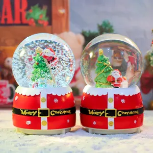 Weihnachtsschneekugel Spieluhr mit Leuchteffekt und Weihnachtsmann für festliche Geschenke.