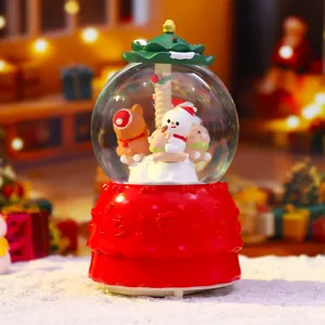 Detailaufnahme einer Weihnachtsschneekugel mit niedlichen Figuren und warmer Beleuchtung.