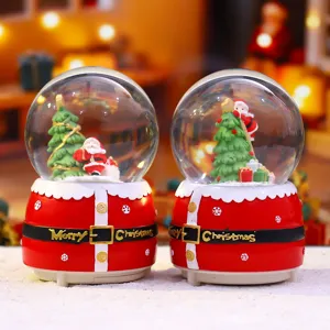 Detaillierte Nahaufnahme der schönen leuchtenden Weihnachtsschneekugel mit Weihnachtsmann.