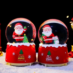 Gedetailleerd uitzicht op verlichte kerstsneeuwbollen met schattige kerstman- en sneeuwmanfiguren.