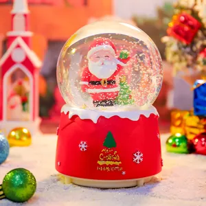 Detailopname van de oplichtende kerstsneeuwbol met een feestelijk kerstmanfiguur.