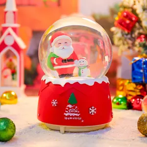 Kerstsneeuwbol met kerstman en sneeuwman, verlichte sneeuwbol voor feestelijke decoratie.