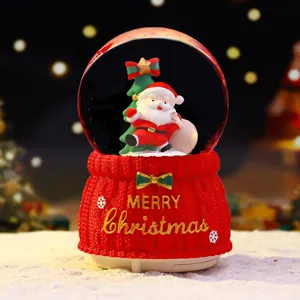 Exquisite Weihnachtsschneekugel Detail, mit süßem Weihnachtsmann und leuchtendem Spieluhr-Design.