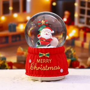 Weihnachtsschneekugel Detailansicht mit niedlichem Weihnachtsmann und leuchtender Deko.