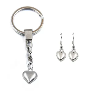 Zilveren hart sleutelhanger en oorbellen set, sieraden accessoires van legering detailweergave.