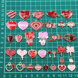 Ciondoli cuore rosa amore in lega San Valentino primo piano, set gioielli fai da te.