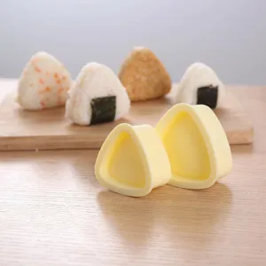 DIY driehoek rijstbal mal set voor schattige sushi en babyvoeding bakgereedschap detailweergave.