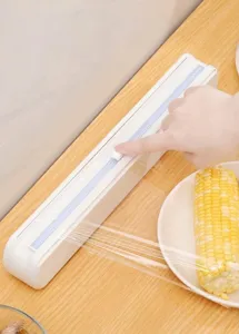 Detalle del dispensador de film transparente con cuchilla deslizante suave y película.
