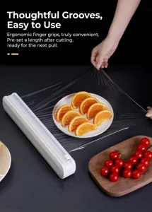 Dispensador de film transparente compacto con cortador deslizante para cocina y uso fácil.