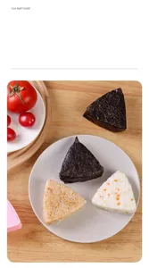 Vista dettagliata dello stampo per polpette di riso triangolari con deliziosi onigiri freschi.