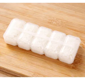 Dettaglio stampo per riso da sushi in plastica trasparente a 10 scomparti per bento box.
