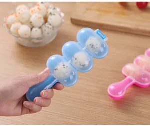 Vista dettagliata dello stampo in plastica blu a tre scomparti per fare il sushi.