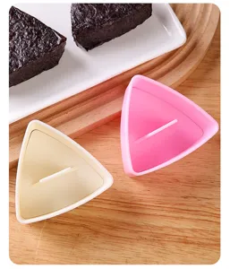 Primo piano di stampi triangolari per onigiri con piastre di pressatura per sushi.
