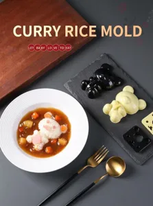 Bärenförmiges Reinformen Set Szenendetail mit Curryreis Präsentation und Werkzeugen.