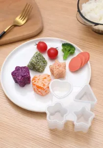 Primer plano detalle del molde de arroz de plástico transparente con comida en plato.
