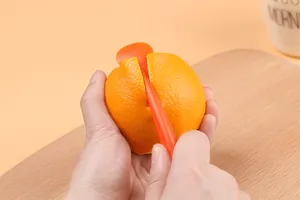 Primo piano dettagliato del pelarance in azione pratica per la cucina e la frutta.