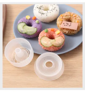 Vista dettagliata dello stampo trasparente in plastica per riso a forma di ciambella sushi.