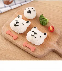 Toma detallada del molde de arroz para perro lindo DIY, creador de sushi y herramienta.