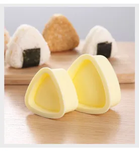 Nahaufnahme von gelben Dreiecks-Reisbällchen-Formen für einfaches DIY-Sushi und Bento-Zubereiten.