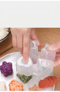 Primer plano detallado del molde de bolas de arroz transparente con diseño de fácil expulsión.