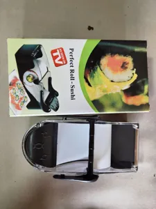 Vista detallada de la máquina para hacer sushi de plástico con su caja original.