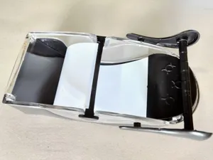 Vista de cerca detallada de la parte de la máquina de hacer sushi de plástico.