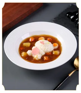 Bärenform Reismutter Detailansicht mit süßem Currygericht, Holbrett und goldenem Löffel.
