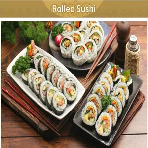 Vista detallada de rollos de sushi caseros y maki de arroz ordenados sobre una mesa de madera.