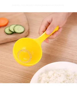 Gelber Reislöffel aus Kunststoff und Reisbällchen Form für DIY Küche und Curry Gerichte.