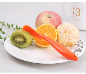 Sbuccia arance attrezzo cucina dettaglio, apri frutta arancione vivo design ergonomico.