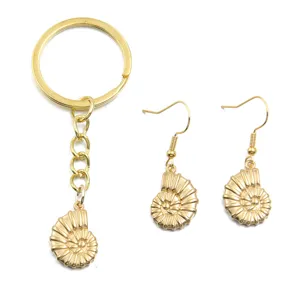 Detailansicht des goldenen Nautilus Muschel Schlüsselanhänger und Ohrringe Sets aus Stahl.