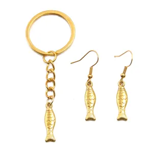 Set de llavero y pendientes de pez en acero inoxidable dorado, detalle marino fino.