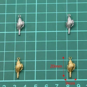 Vue détaillée des breloques coquillage en acier inoxydable 20x9mm, pendentifs or et argent.