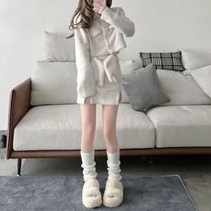 Set giacca e gonna in pile soffice con scaldamuscoli in maglia e comode pantofole peluche