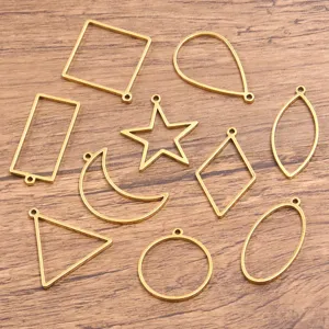 Lot de pendentifs ouverts dorés pour loisirs créatifs en résine, formes géométriques.