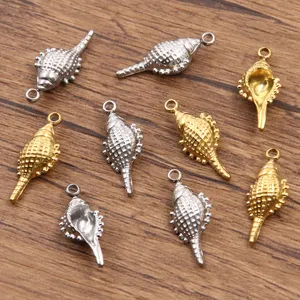Vue détaillée de breloque coquillage en acier inoxydable, accessoire de bijoux DIY doré et argenté.