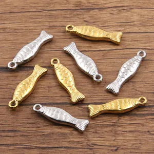 Pequeños colgantes de pescado de acero inoxidable para joyería DIY, dijes de doble cara oro y plata.