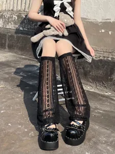 Nahaufnahme schwarzer Spitzenstulpen mit feiner Netztextur im Gothic JK Modestil Detail.