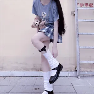Detailopname van witte beenwarmers en JK sokken, schattige Japanse stijl streetwear.