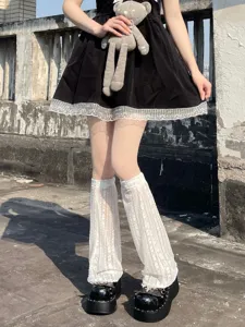 Weisse Stulpen mit Spitze fuer Damen, japanischer Stil Schlag Beinstulpen Detail.